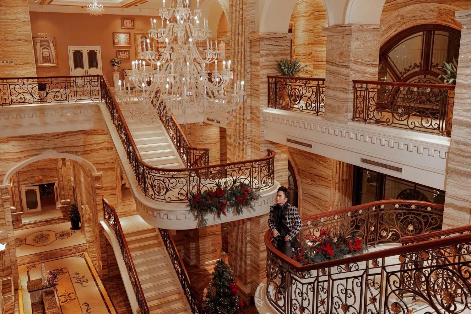 Yêu thích phong cách kiến trúc của Hanoi Signature by Swiss Belhotel ca sĩ Tùng Dương dã quyết dịnh sở hữu 2 căn dập thông tại dây